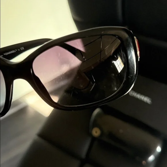 SOLD❤️ CHANEL Bouton Collection Black Sunglasses Red w/ Box + Case 5191 501/3C - Picture 13 of 16